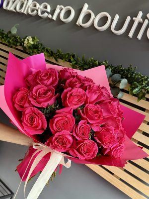 Buchet "Pink Symphony" cu 25 trandafiri roz în ambalaj roz intens, livrare flori Iași azalee.ro