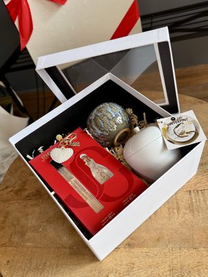 Set cadou Choo Love Story cu parfum Jimmy Choo, lumânare parfumată și cană, livrare flori Iași