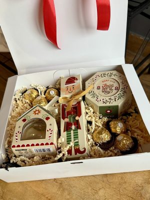 Cadou "Jingle All The Way" cu produse cosmetice festive de la azalee.ro, disponibil cu livrare flori Iași