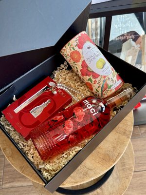 Cadou Scarlet Moments cu vin rosé Maci, parfum Jimmy Choo și biscuiți – livrare flori Iași