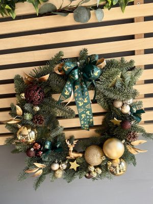 Coroniță de Crăciun din crenguțe de brad cu decorațiuni aurii și fundă verde, realizată manual, livrare flori Iași