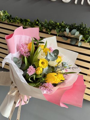 Buchet cu lalele albe si galbene, zambile roz, realizat de azalee.ro, florarie iasi, ambalat elegant in nuante deschise