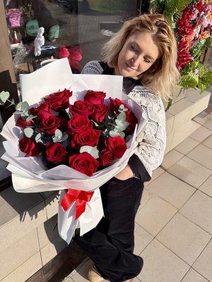 Buchet cu 15 trandafiri rosii si eucalipt, ambalat elegant, realizat de florarie iasi, azalee.ro