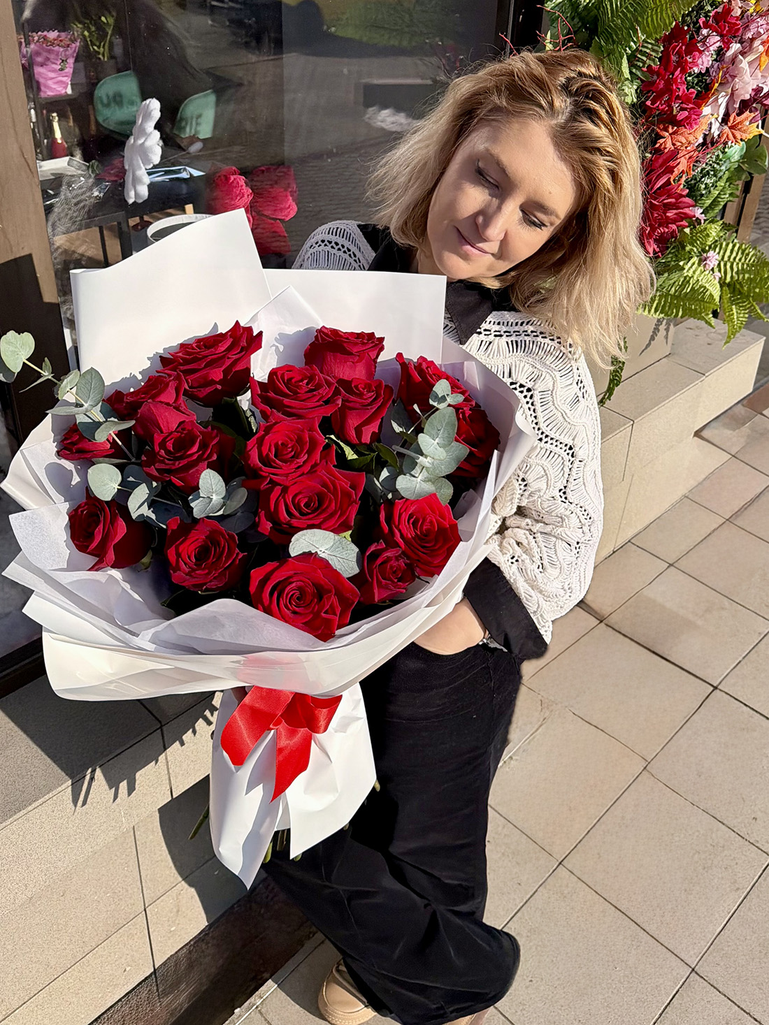 Buchet cu 15 trandafiri rosii si eucalipt, ambalat elegant, realizat de florarie iasi, azalee.ro