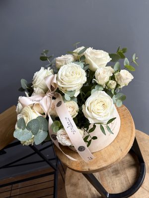 Aranjament Elegant Touch cu trandafiri și miniroze în cutie rotundă, realizat de florarie Iași azalee.ro