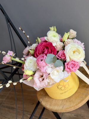 Aranjament floral pastel in cutie rotunda Soft Elegance realizat de azalee.ro, florarie Iași
