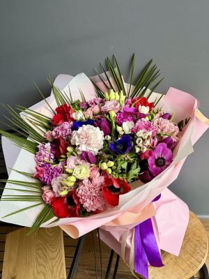 Buchet Ella cu lalele frezii garoafe anemone realizat de florarie Iași azalee.ro