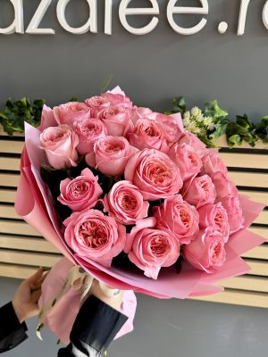 Buchet cu 25 de trandafiri roz Pink Whisper realizat de florarie Iași azalee.ro