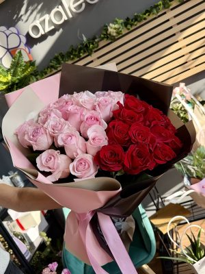 Buchet Rosé Passion cu trandafiri roșii și roz, azalee.ro florarie Iași, ambalaj elegant kraft și roz