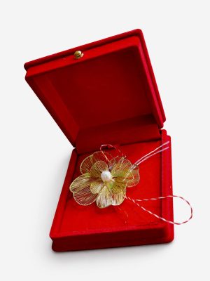 "Martisor Floare" în cutie roșie cu broșă florală metalică și perlă, azalee.ro, livrare flori Iași