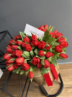 Aranjament cu 71 de lalele roșii în coș decorativ, realizat de florarie Iași azalee.ro