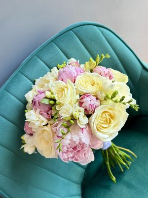 Buchet de mireasă Belle Mariée rotund cu bujori roz, trandafiri crem și frezii albe, cu mâner finalizat cu panglică