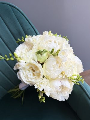Buchet de mireasă Bianca Sposa rotund cu bujori albi, trandafiri de grădină și frezii, cu mâner finalizat cu panglică
