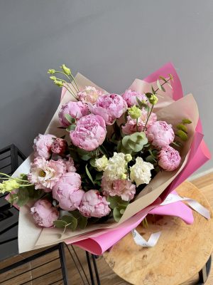 Buchet Pivoine d'Été cu bujori roz pal și eustoma roz și albă, cu eucalipt, în ambalaj dublu strat roz și kraft