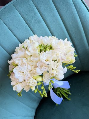 Buchet de mireasă Pure Freesia rotund cu frezii albe parfumate cu petale duble, finalizat cu panglică albă din satin