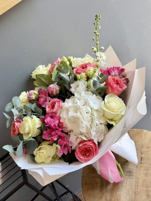 Buchet Soft Affection cu hortensie albă, trandafiri albi și roz, bujori, alstroemeria și eustoma, în ambalaj alb cu panglică